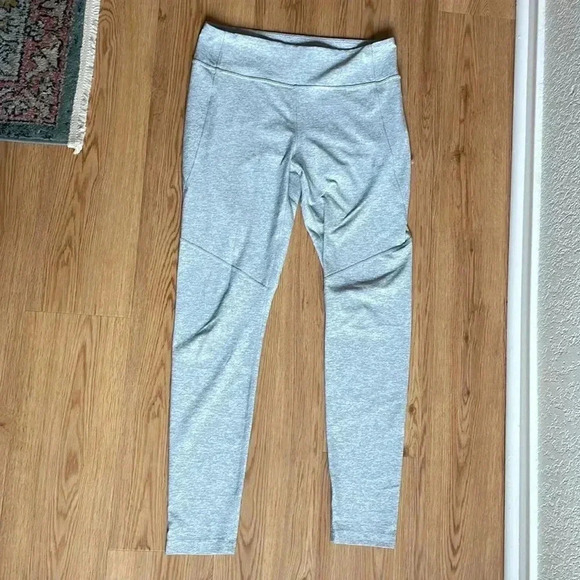 Outdoor Voices Warmup 7/8 Leggings in Dove in Large - Picture 2 of 4
